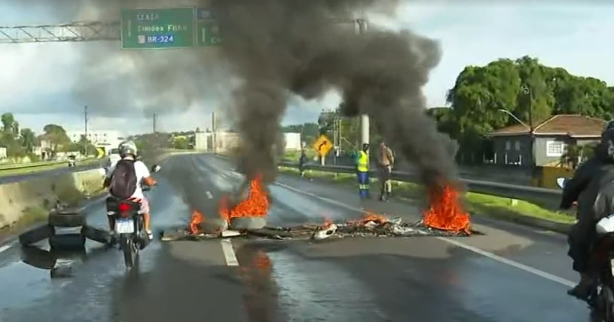 Manifestantes fecham pistas na estrada Cia-Aeroporto e deixam trânsito complicado na BA-526