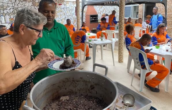 Dia do gari: Idosa homenageia trabalhadores com feijoada 