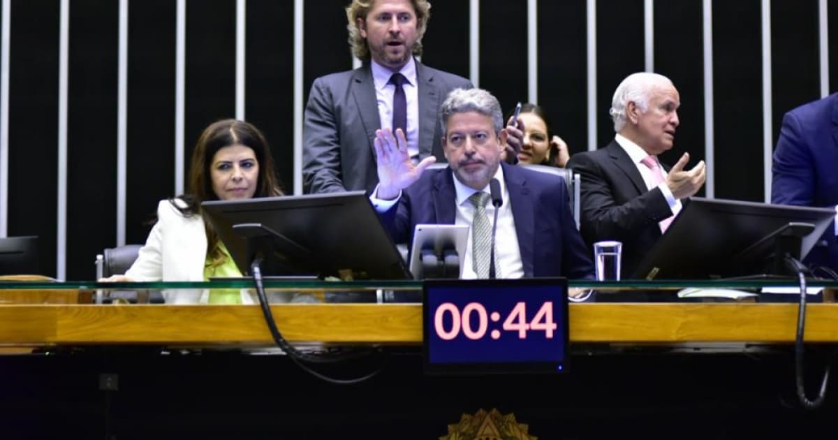 Arthur Lira presidindo sessão na Câmara dos Deputados