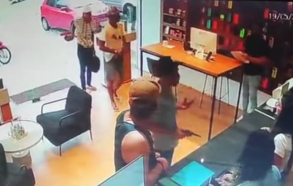 Vídeo registra momento em que policial militar é atingido em assalto a loja