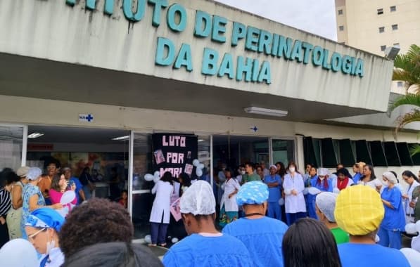 Amigos e colegas de trabalho de enfermeira morta pelo padrasto fazem homenagem no Iperba