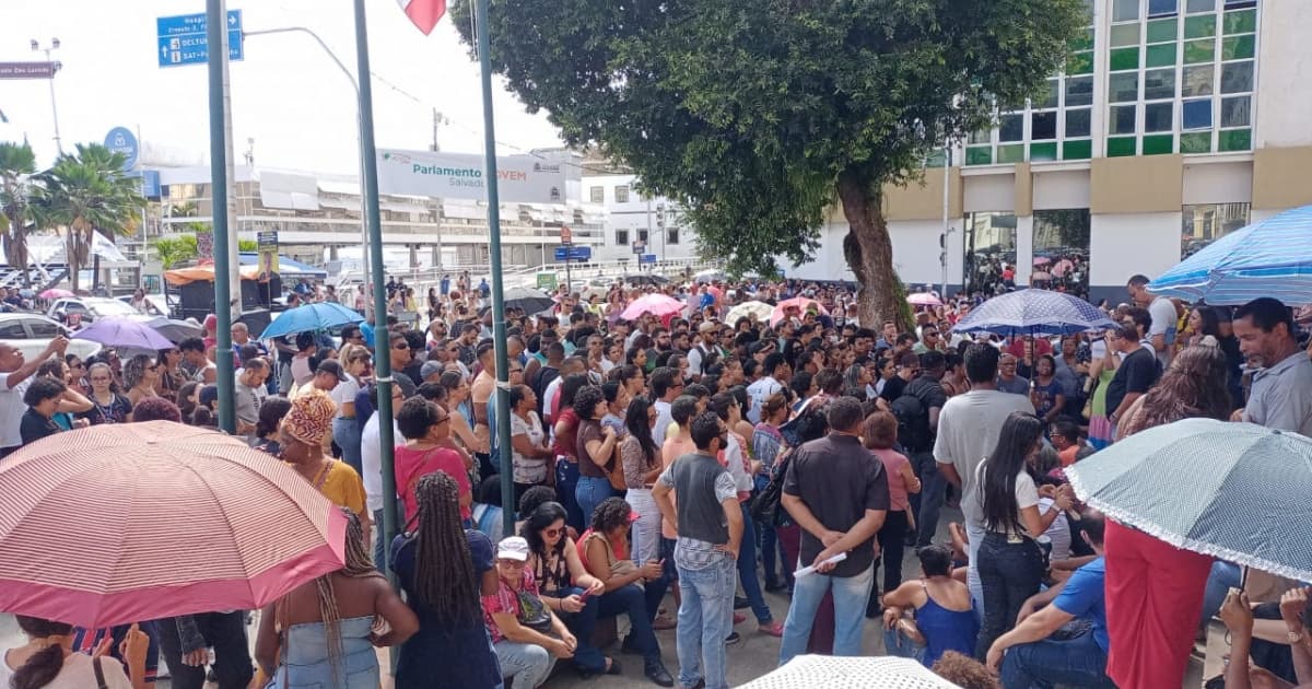 Em nova manifestação, servidores municipais realizam assembleia geral na Praça Thomé de Souza