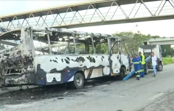 Ônibus é incendiado na estrada Cia-Aeroporto após atropelamento; retirada do veículo deixa trânsito complicado