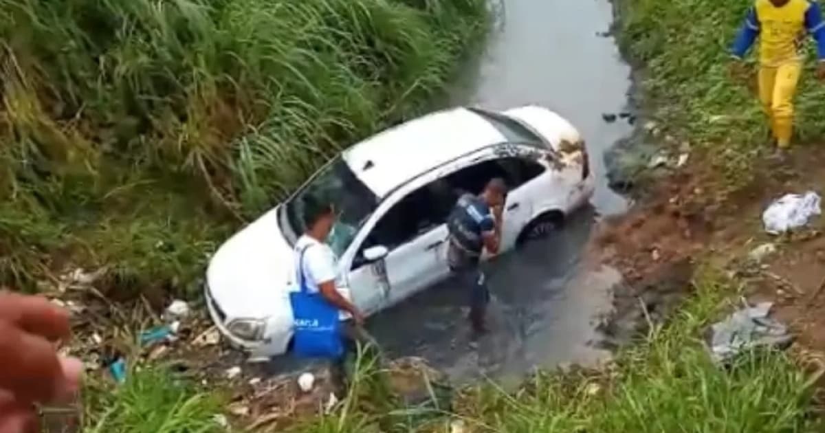 Seis pessoas são resgatados após carro cair dentro de córrego em Salvador