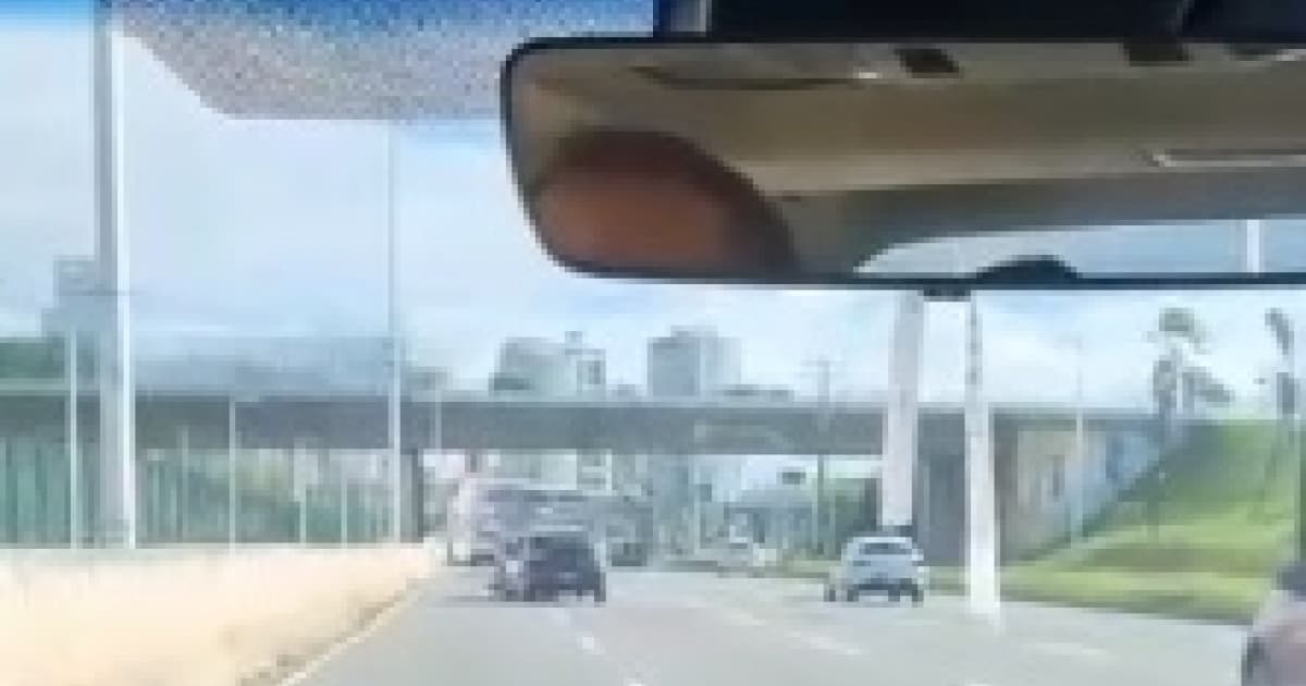 VÍDEO: Motorista derruba motociclista na Avenida Paralela, em Salvador: "que loucura, velho", diz testemunha