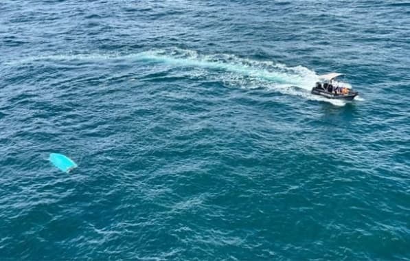 Três pessoas são resgatadas de naufrágio parcial nas proximidade do Farol da Barra