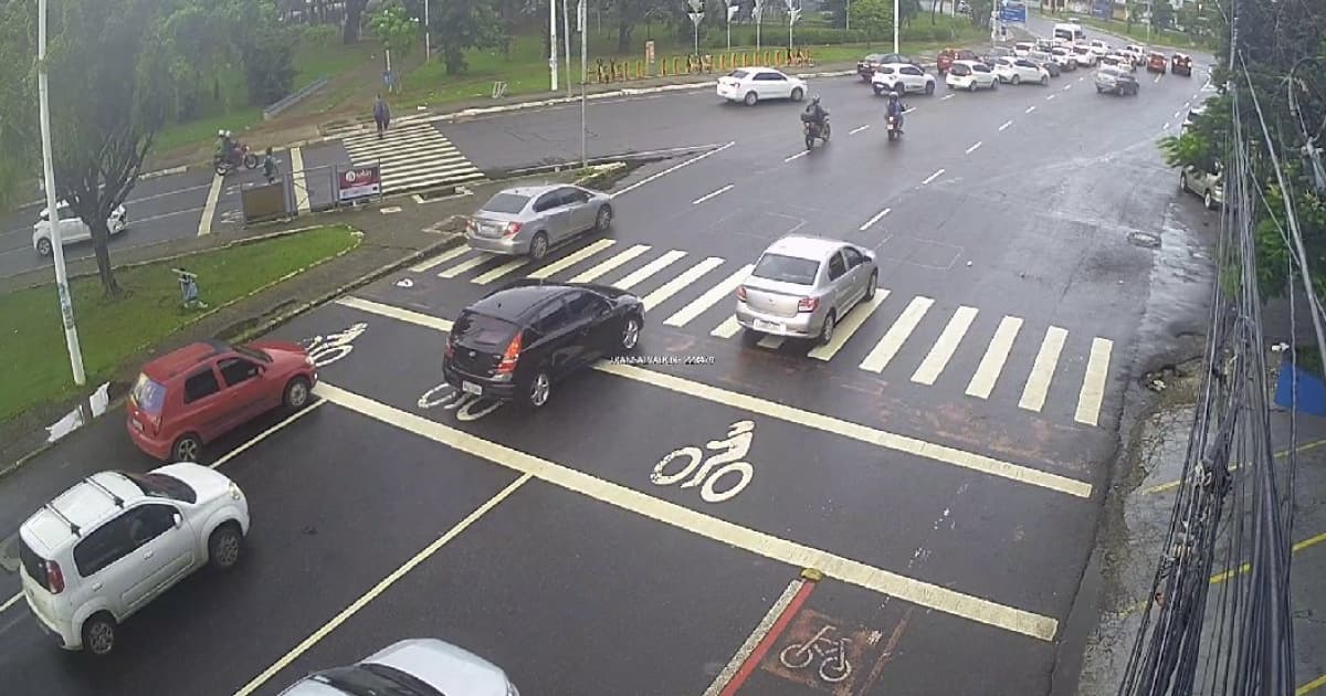 Árvore que caiu na Avenida Garibaldi é retirada do local e trânsito volta a fluir na região