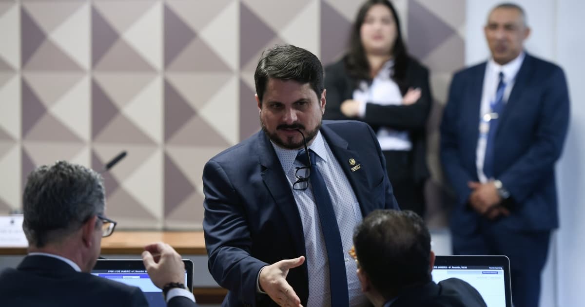 Governistas pediram que Marcos do Val fosse impedido de atuar na CPMI do 8 de janeiro, mas Arthur Maia não atendeu 