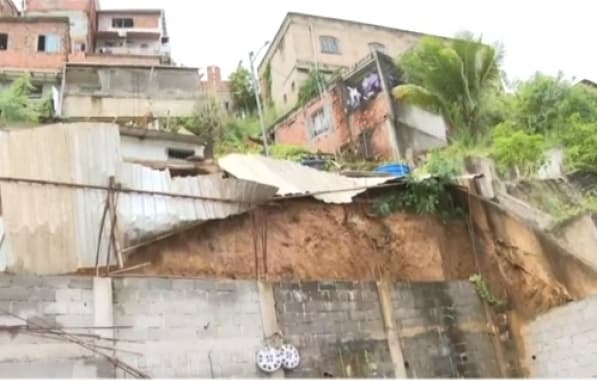 Deslizamento de terra atinge quatro casas no bairro de Sussuarana, em Salvador