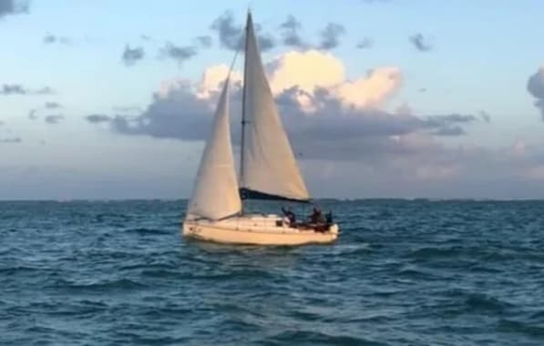 Tripulantes de veleiro resgatados em naufrágio no sul da Bahia desembarcam em Salvador 