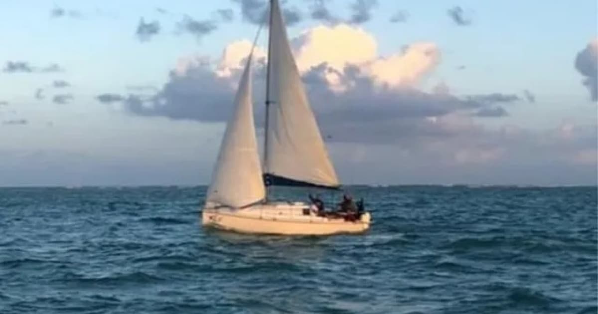Tripulantes de veleiro resgatados em naufrágio no sul da Bahia desembarcam em Salvador 
