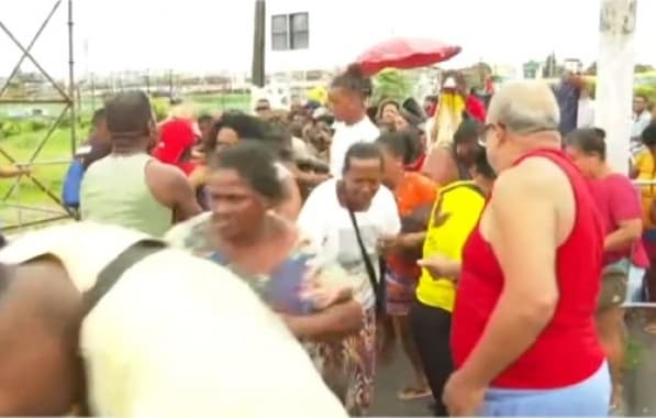 Ambulantes fazem protesto após confusão com licenças para festa no Parque de Exposições