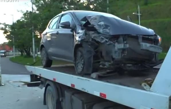 Motorista fica ferido após bater em poste no Largo do Retiro, em Salvador