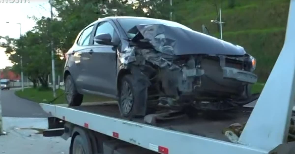 Motorista fica ferido após bater em poste no Largo do Retiro, em Salvador