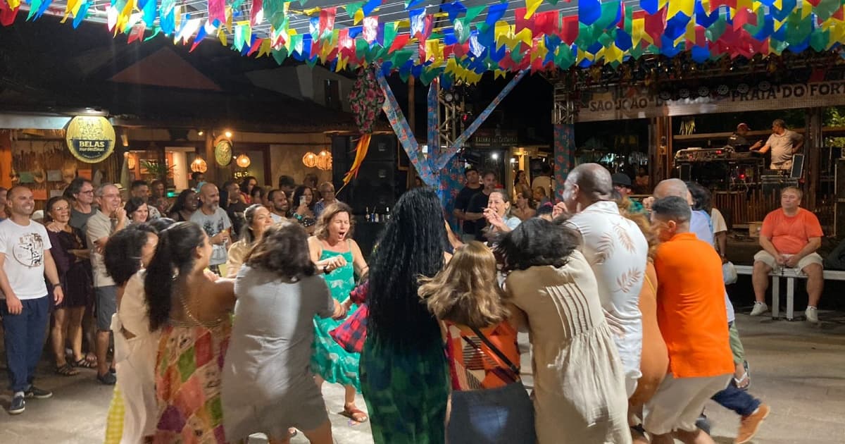 VÍDEO: Público cria quadrilha improvisada durante intervalo de bandas em Praia do Forte