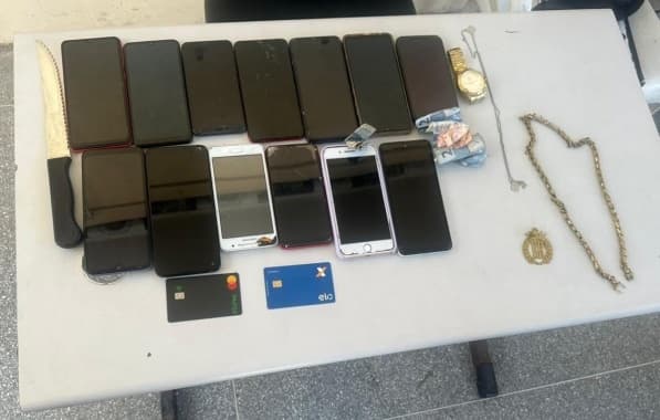 Polícia apreende 13 celulares com quarteto após assalto no bairro de Boca da Mata, em Salvador