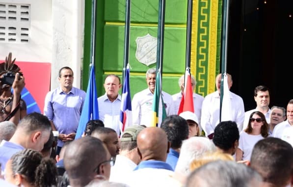 Dois de Julho: Cortejo deixa Largo da Lapinha após hasteamento das bandeiras