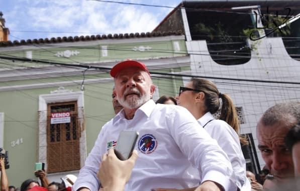 VÍDEO: Lula leva tombo e se desequilibra na saída para o cortejo do 2 de Julho, em Salvador