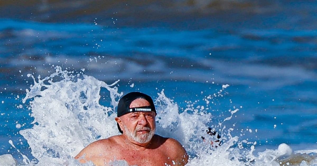 Em Ilhéus, Lula toma banho de mar e posta nas redes sociais: "Para recuperar as energias"