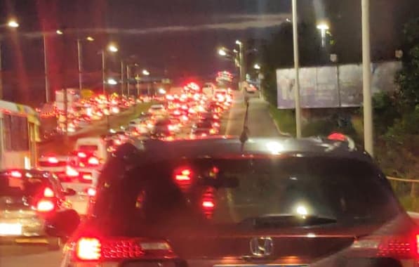 Paralela apresenta congestionamento intenso no início da noite desta quarta-feira 