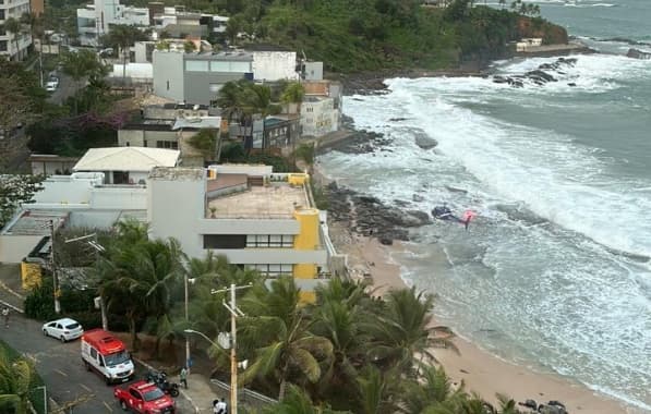 VÍDEO: Duas pessoas são resgatadas de afogamento em praia do Rio Vermelho 