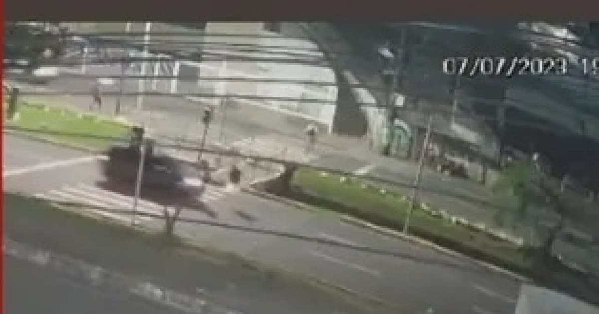 Mãe e filho são atropelados em faixa de pedestre de avenida de Salvador