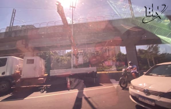 Serviço de manutenção de poste deixa trânsito lento nas imediações da Rodoviária de Salvador