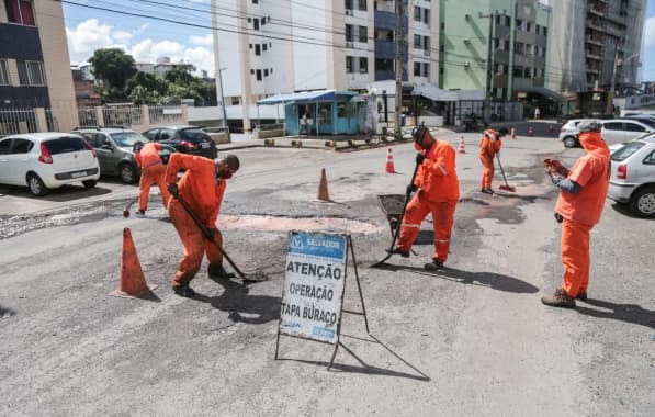 Operação Tapa-Buracos aplica 50 mil toneladas de asfalto em seis meses na capital baiana