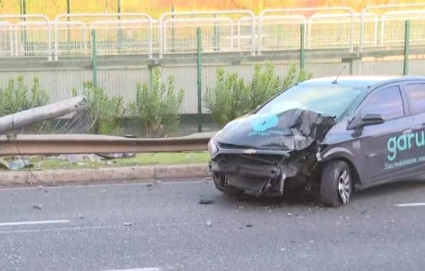 Carro derruba poste na Av. Carybé e deixa trânsito lento no sentido Lauro de Freitas