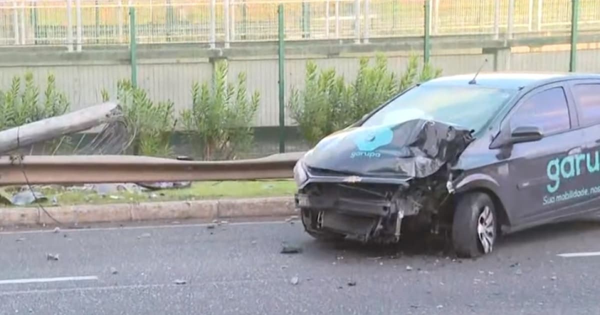 Carro derruba poste na Av. Carybé e deixa trânsito lento no sentido Lauro de Freitas