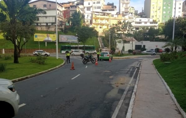 Problema elétrico em semáforo fecha um dos acessos à Avenida Centenário, em Salvador