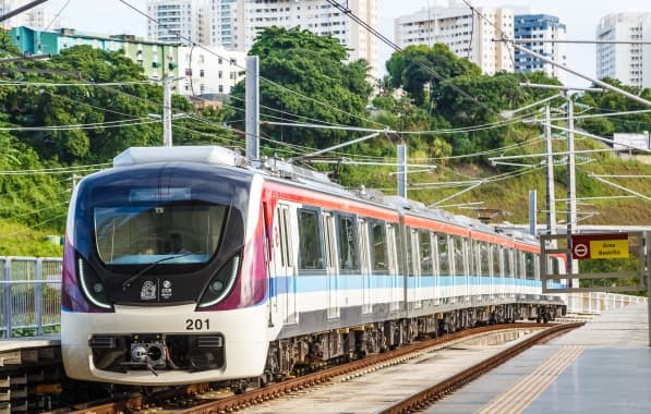 Galho de árvore é retirado de via do metrô e circulação de trens entre as estações Pirajá e Acesso Norte é normalizada