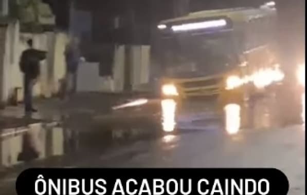 Ônibus cai em buraco formado após tubulação de esgoto se romper no bairro de Paripe