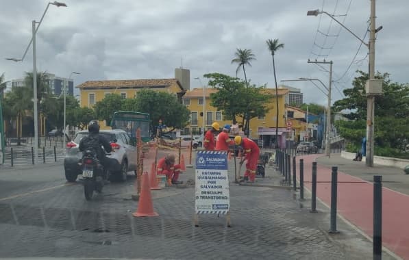 Obra no Rio Vermelho ocupa faixa e deixa trânsito lento nas imediações do Largo de Santana