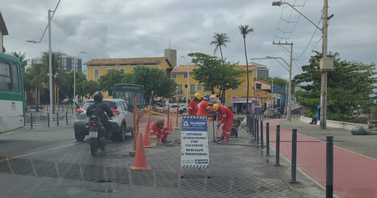 Obra no Rio Vermelho ocupa faixa e deixa trânsito lento nas imediações do Largo de Santana