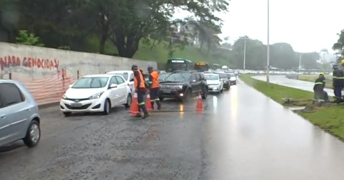 Buraco causa transtornos para motoristas e deixa trânsito carregado na Av. Juracy Magalhães nesta segunda