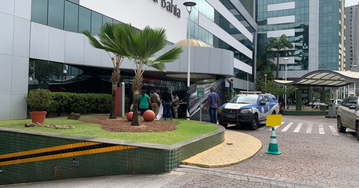 Bandidos que atiraram contra homem na Tancredo Neves fugiram a pé e estavam com "mochila de entrega"