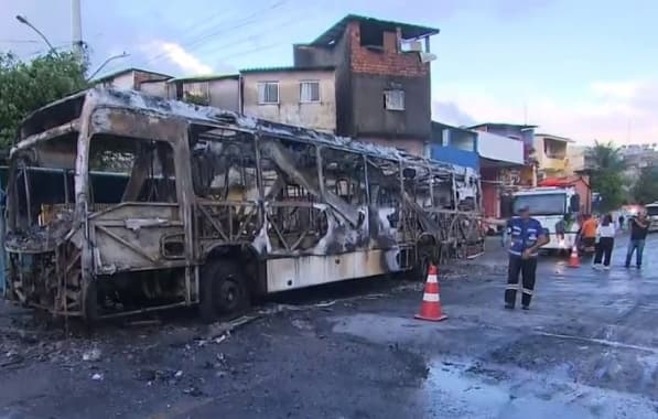 Ônibus é incendiado no bairro de Jardim Santo Inácio