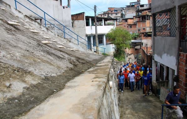 Prefeitura entrega contenção de encosta e dá ordem de serviço para geomantas em Pau da Lima
