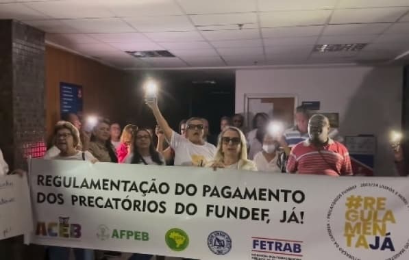 Professores protestam na AL-BA mesmo com apagão e indicam paralisação nesta quinta