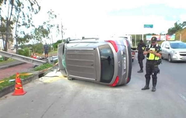 Carro tomba após bater e derrubar poste na Avenida Orlando Gomes