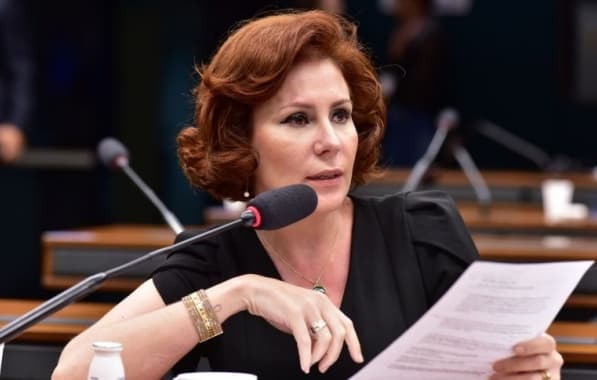 STF forma maioria para tornar Carla Zambelli ré por porte ilegal de arma e constrangimento