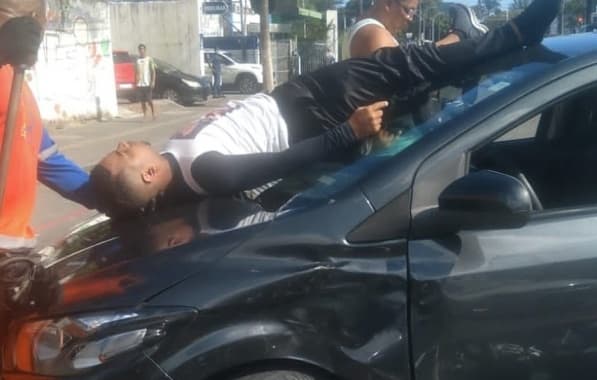Motociclista cai em cima de carro após batida em Salvador