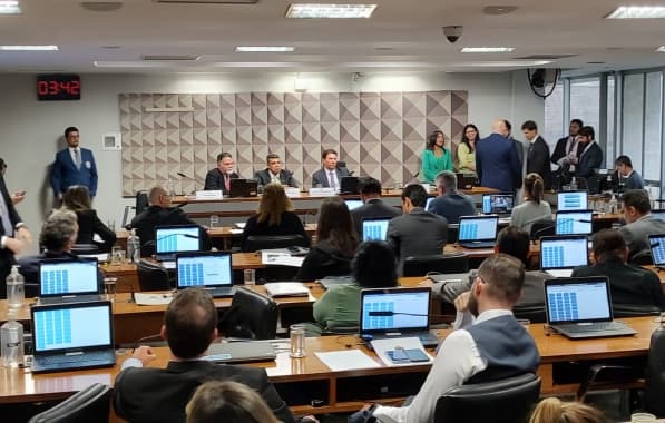 CPMI quebra sigilo de Carla Zambelli, reconvoca Mauro Cid e quer investigar "Gabinete do Ódio" de Bolsonaro 