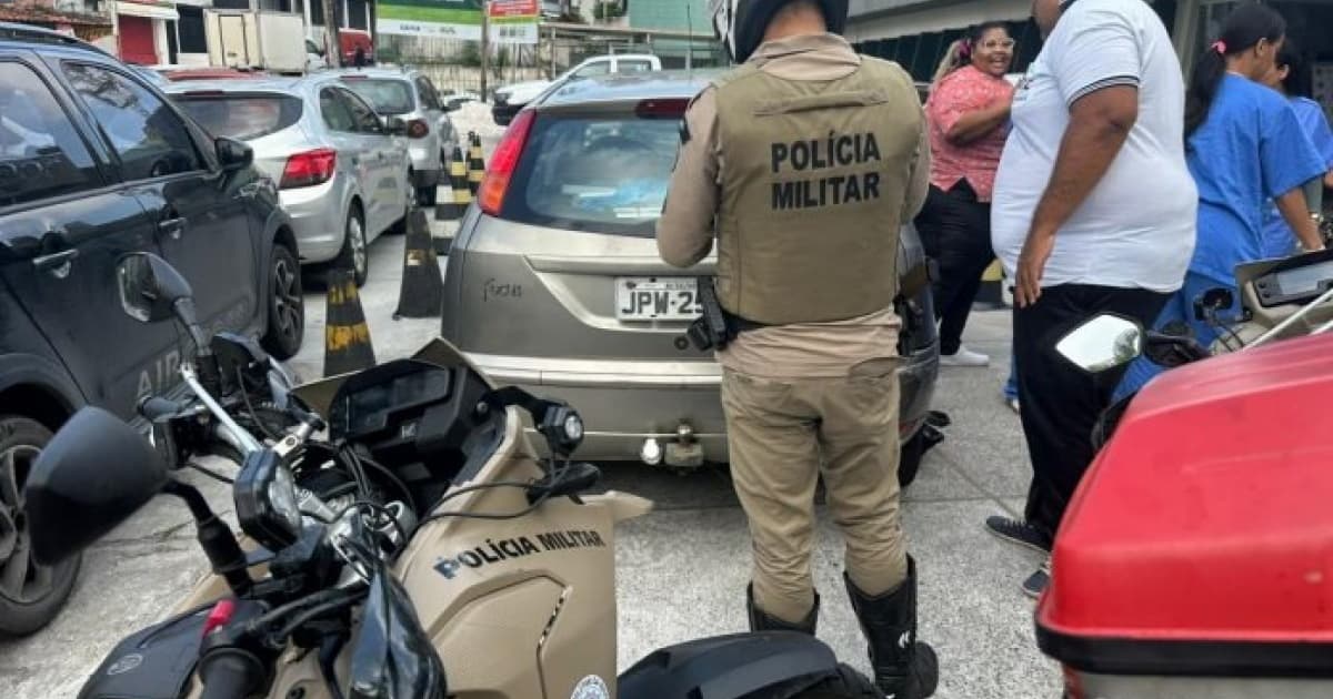 PMs conduzem mulher em trabalho de parto à maternidade após ela ficar presa no trânsito de Salvador