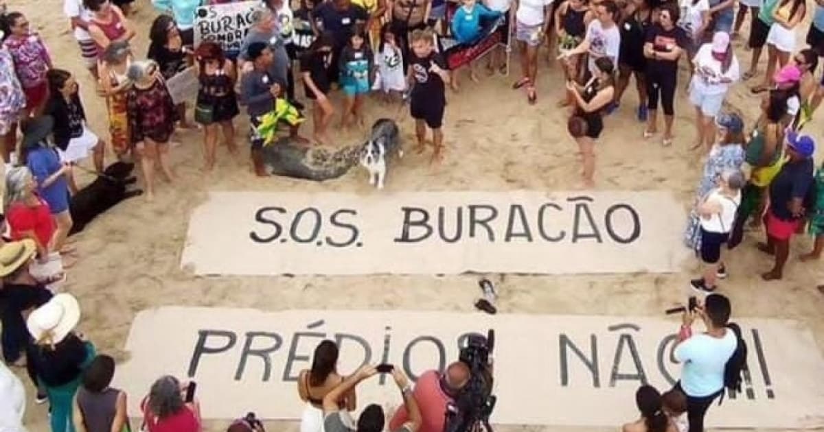 Moradores e ambulantes protestam contra empreendimento imobiliário na Praia do Buracão
