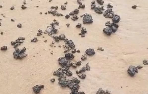 Resíduos de óleo são encontrados em praias de Salvador 