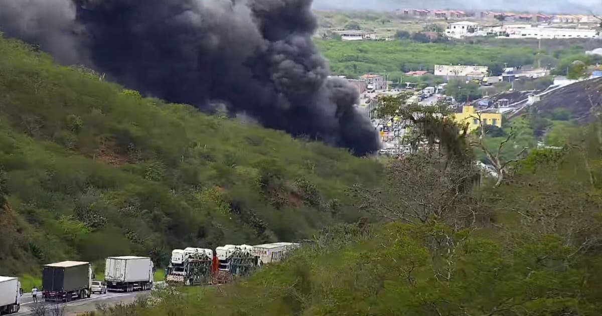 Carreta gera interdição na BR-116 após incêndio 