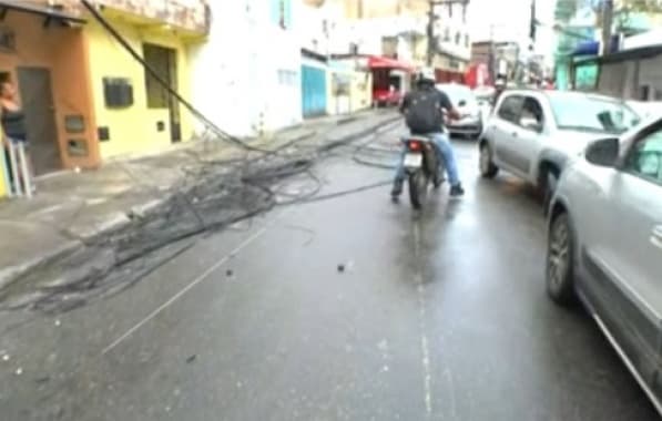 Fiação pega fogo na via principal de Pernambués e deixa trânsito lento no bairro 