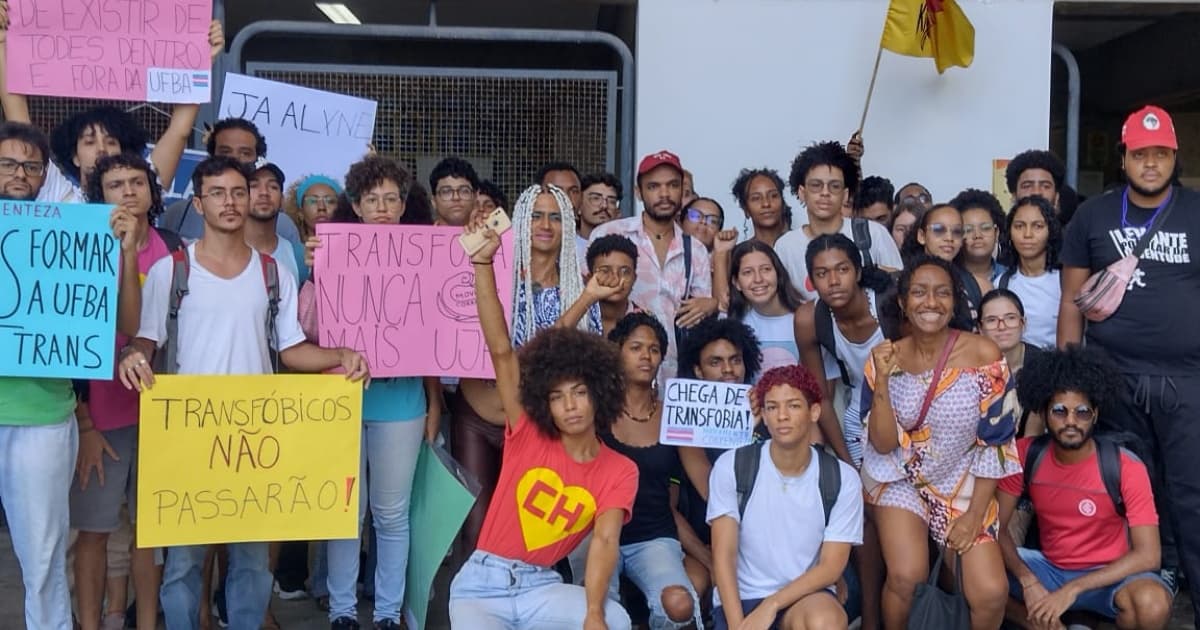 Estudantes da UFBA protestam contra professora acusada de transfobia 